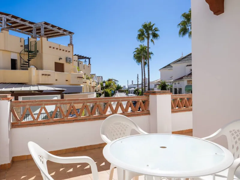 Turnkey 2-bed/1-bath apartment in the Chimeneas area of Nerja. Bright living-dining room, fully fitted kitchen and a separate laundry room. Sold fully furnished. Community pool.
