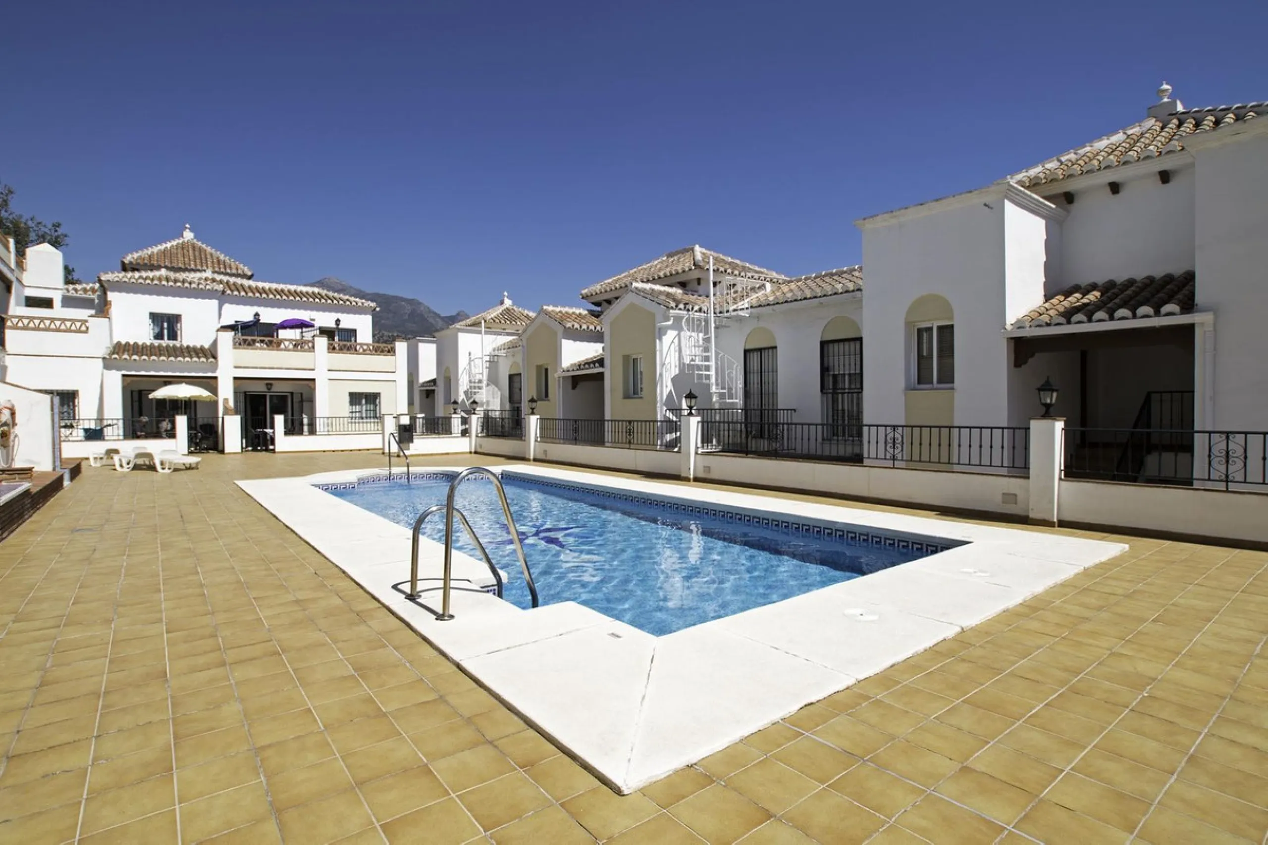 Turnkey 2-bed/1-bath apartment in the Chimeneas area of Nerja. Bright living-dining room, fully fitted kitchen and a separate laundry room. Sold fully furnished. Community pool.