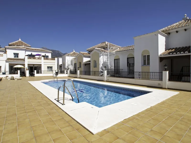 Turnkey 2-bed/1-bath apartment in the Chimeneas area of Nerja. Bright living-dining room, fully fitted kitchen and a separate laundry room. Sold fully furnished. Community pool.