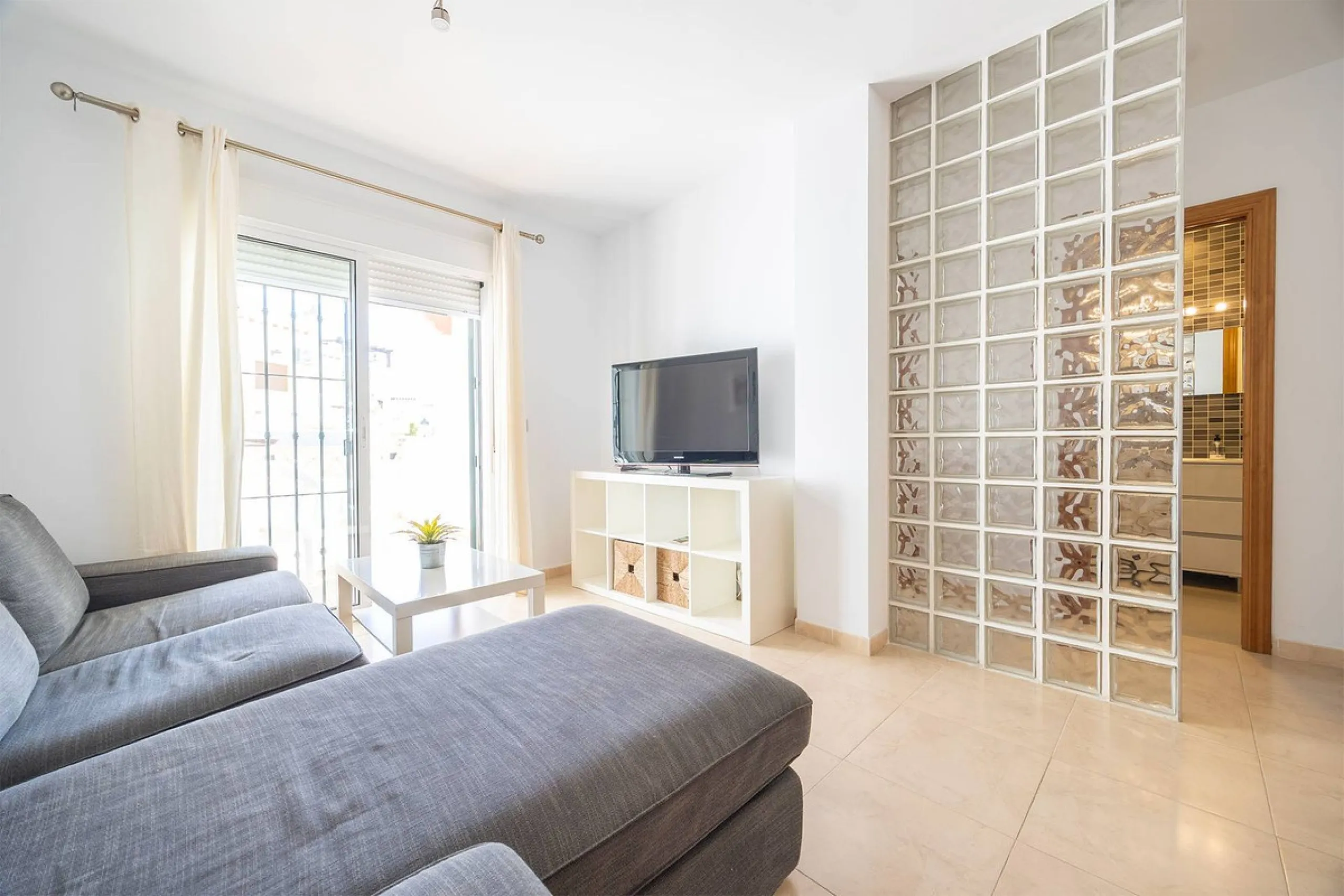 Turnkey 2-bed/1-bath apartment in the Chimeneas area of Nerja. Bright living-dining room, fully fitted kitchen and a separate laundry room. Sold fully furnished. Community pool.