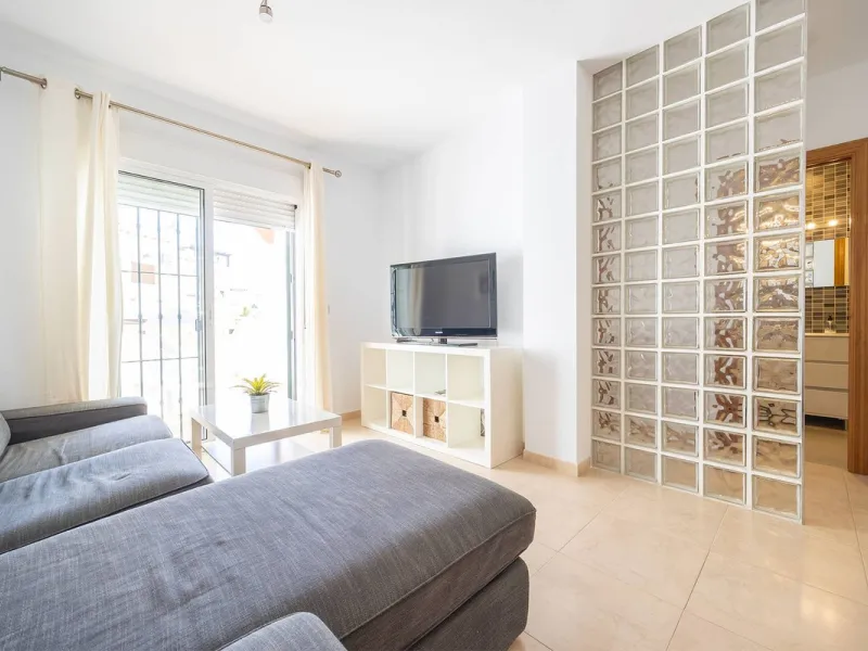Turnkey 2-bed/1-bath apartment in the Chimeneas area of Nerja. Bright living-dining room, fully fitted kitchen and a separate laundry room. Sold fully furnished. Community pool.