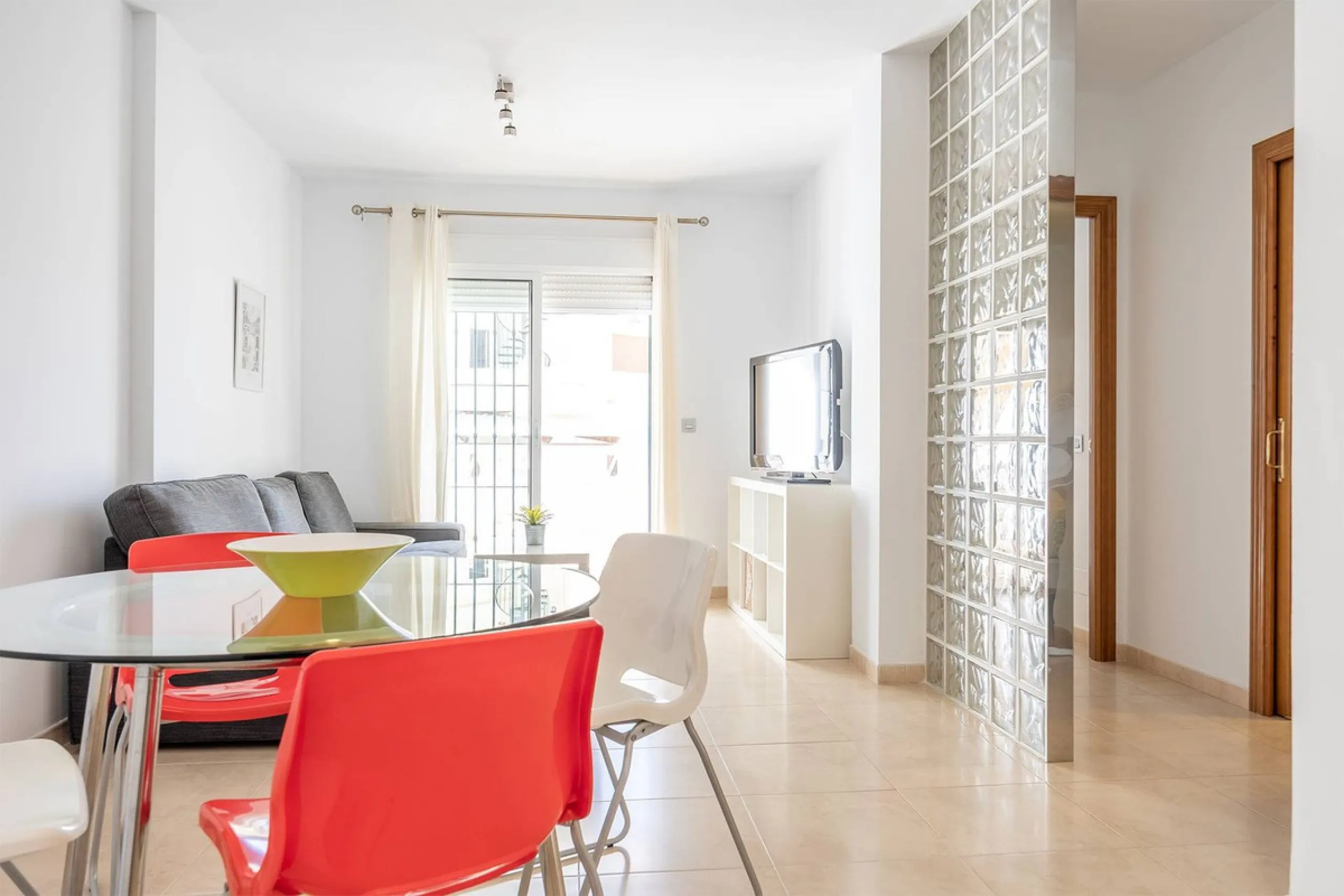 Turnkey 2-bed/1-bath apartment in the Chimeneas area of Nerja. Bright living-dining room, fully fitted kitchen and a separate laundry room. Sold fully furnished. Community pool.