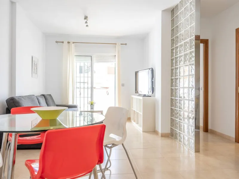 Turnkey 2-bed/1-bath apartment in the Chimeneas area of Nerja. Bright living-dining room, fully fitted kitchen and a separate laundry room. Sold fully furnished. Community pool.