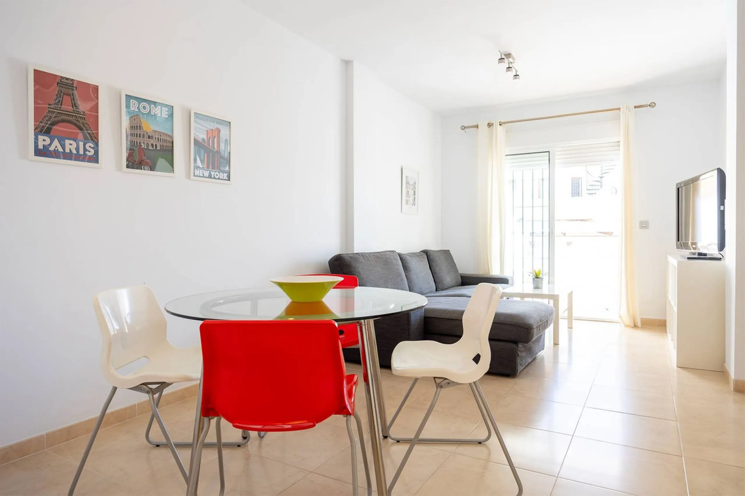 Turnkey 2-bed/1-bath apartment in the Chimeneas area of Nerja. Bright living-dining room, fully fitted kitchen and a separate laundry room. Sold fully furnished. Community pool.