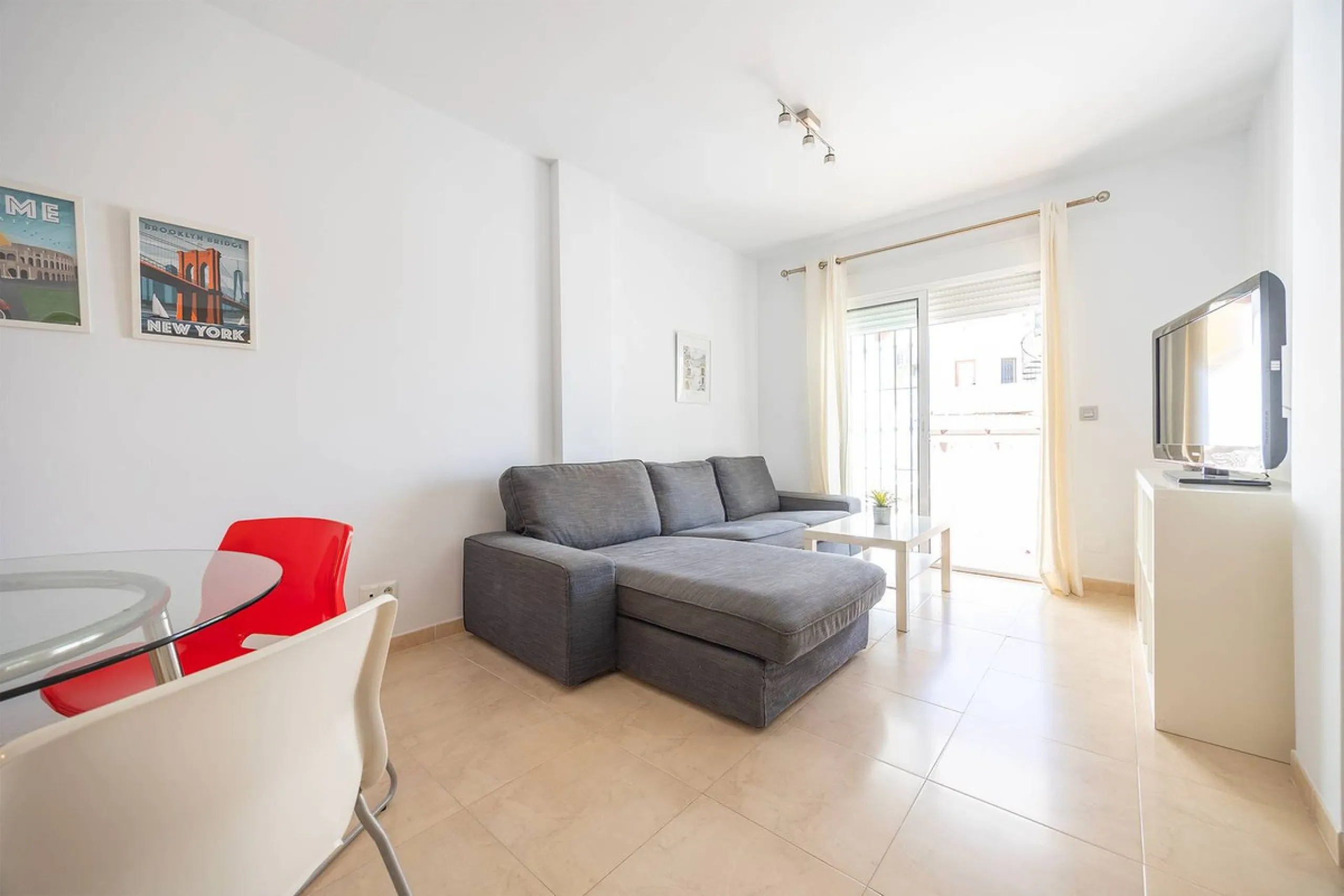 Turnkey 2-bed/1-bath apartment in the Chimeneas area of Nerja. Bright living-dining room, fully fitted kitchen and a separate laundry room. Sold fully furnished. Community pool.