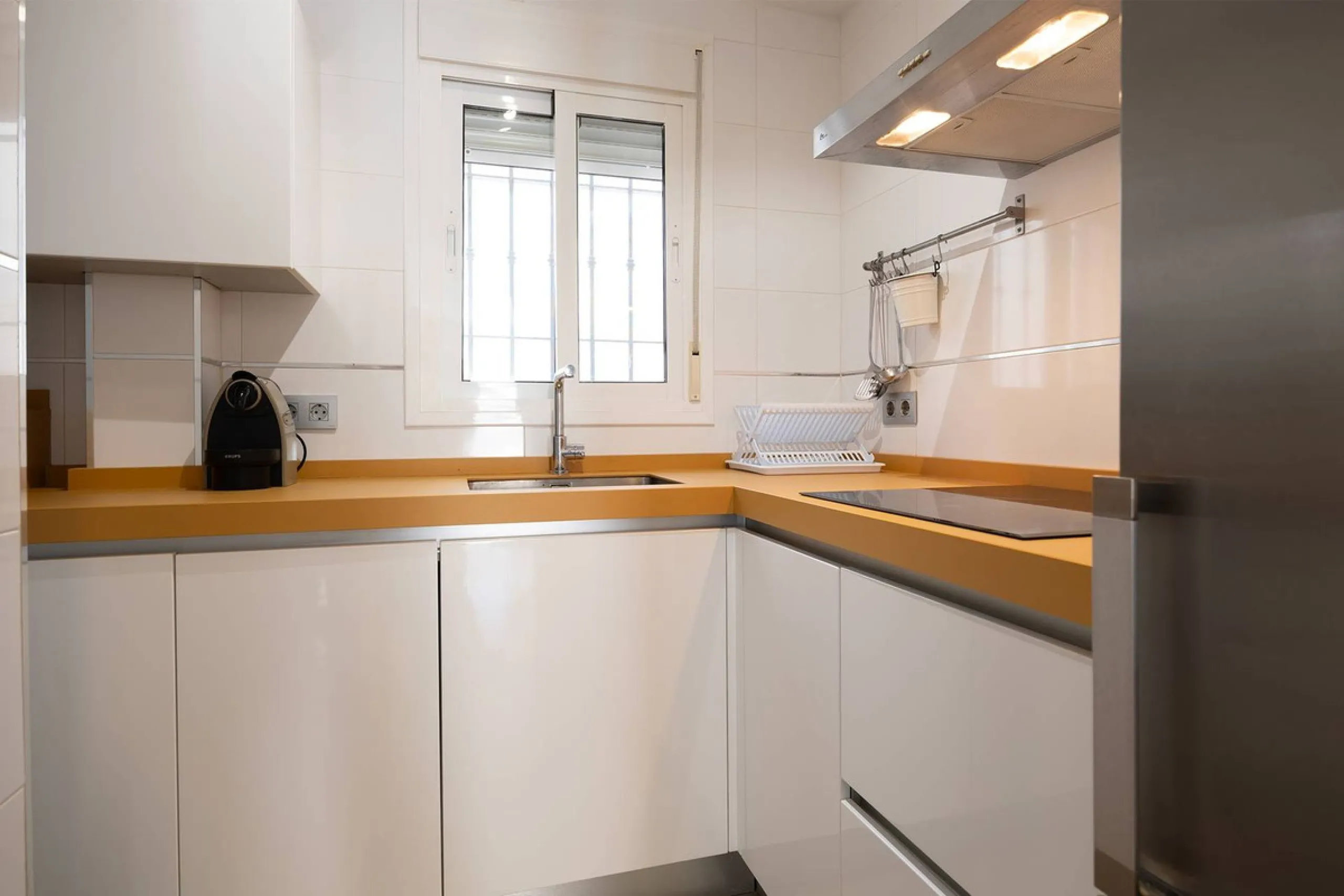 Turnkey 2-bed/1-bath apartment in the Chimeneas area of Nerja. Bright living-dining room, fully fitted kitchen and a separate laundry room. Sold fully furnished. Community pool.