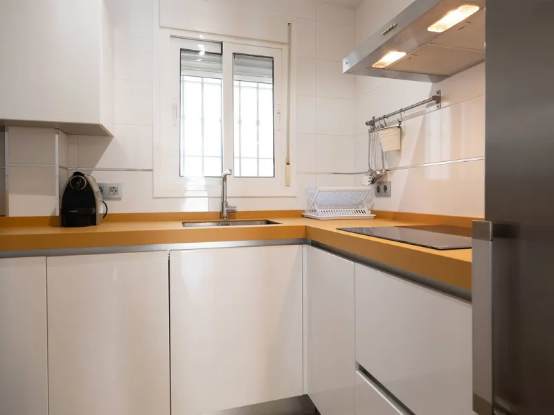 Turnkey 2-bed/1-bath apartment in the Chimeneas area of Nerja. Bright living-dining room, fully fitted kitchen and a separate laundry room. Sold fully furnished. Community pool.