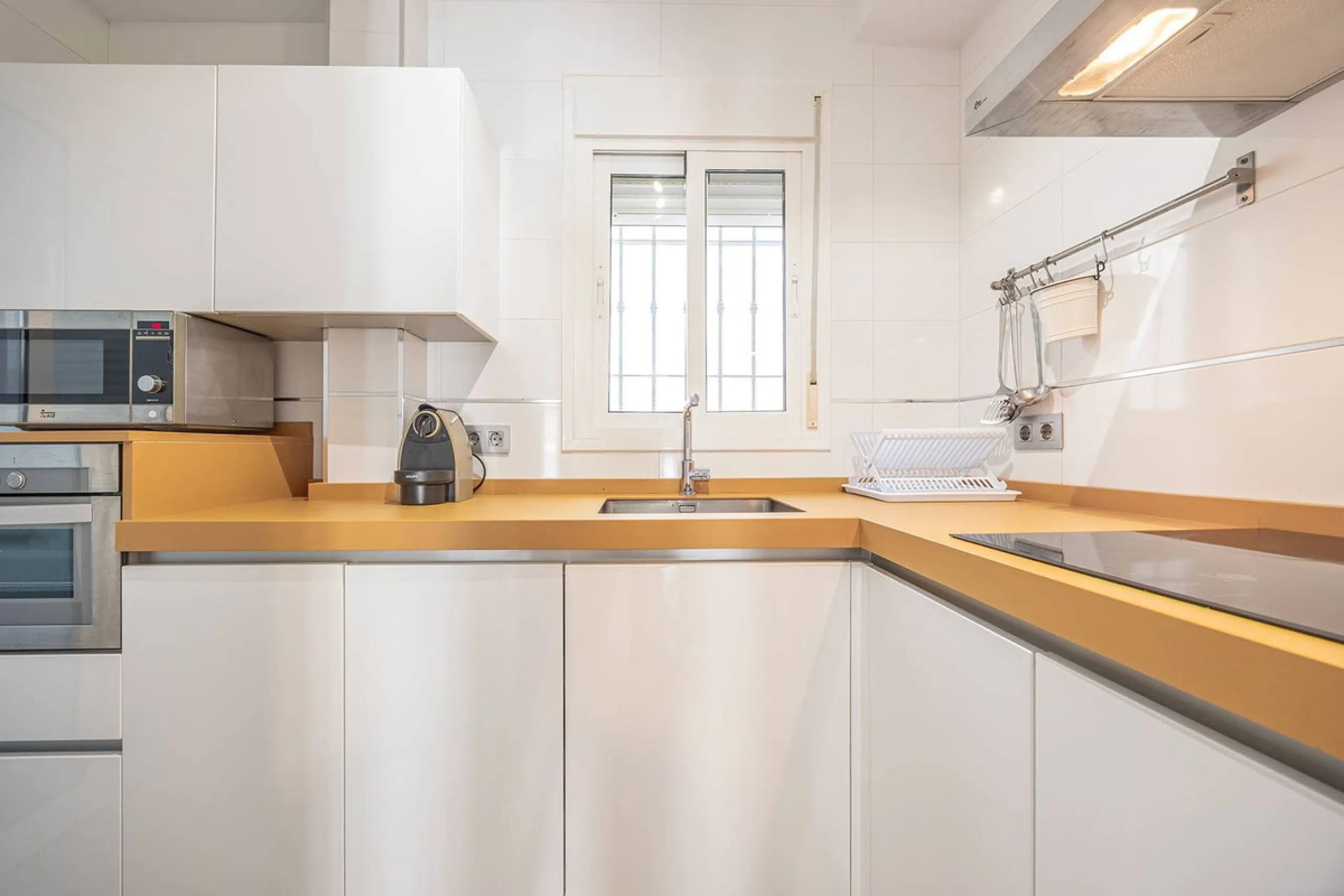 Turnkey 2-bed/1-bath apartment in the Chimeneas area of Nerja. Bright living-dining room, fully fitted kitchen and a separate laundry room. Sold fully furnished. Community pool.
