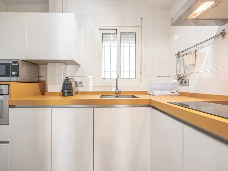 Turnkey 2-bed/1-bath apartment in the Chimeneas area of Nerja. Bright living-dining room, fully fitted kitchen and a separate laundry room. Sold fully furnished. Community pool.