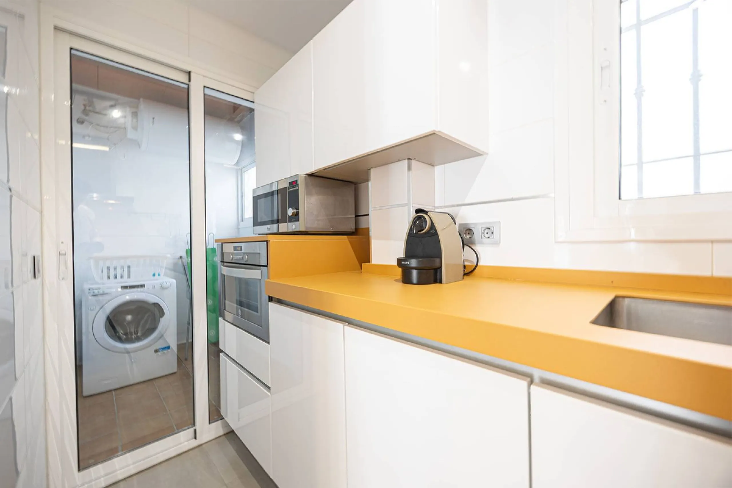 Turnkey 2-bed/1-bath apartment in the Chimeneas area of Nerja. Bright living-dining room, fully fitted kitchen and a separate laundry room. Sold fully furnished. Community pool.