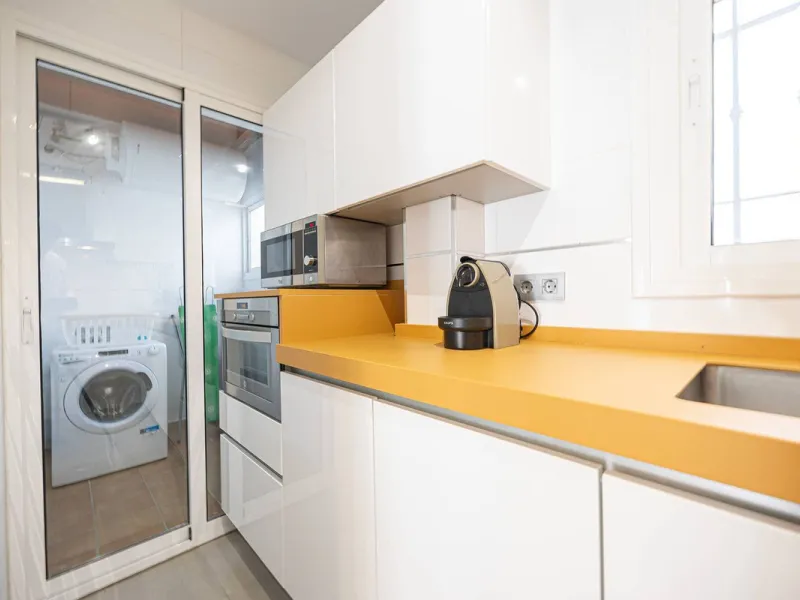 Turnkey 2-bed/1-bath apartment in the Chimeneas area of Nerja. Bright living-dining room, fully fitted kitchen and a separate laundry room. Sold fully furnished. Community pool.
