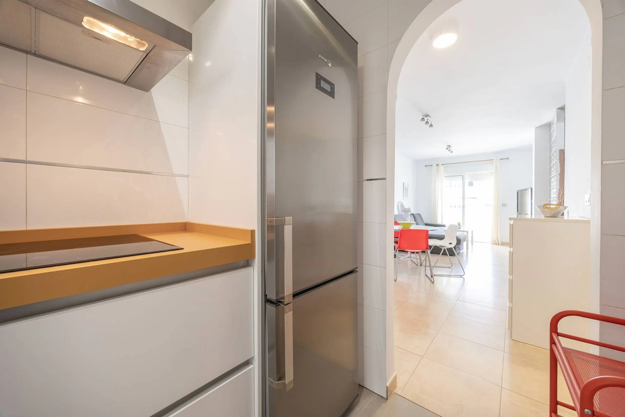 Turnkey 2-bed/1-bath apartment in the Chimeneas area of Nerja. Bright living-dining room, fully fitted kitchen and a separate laundry room. Sold fully furnished. Community pool.