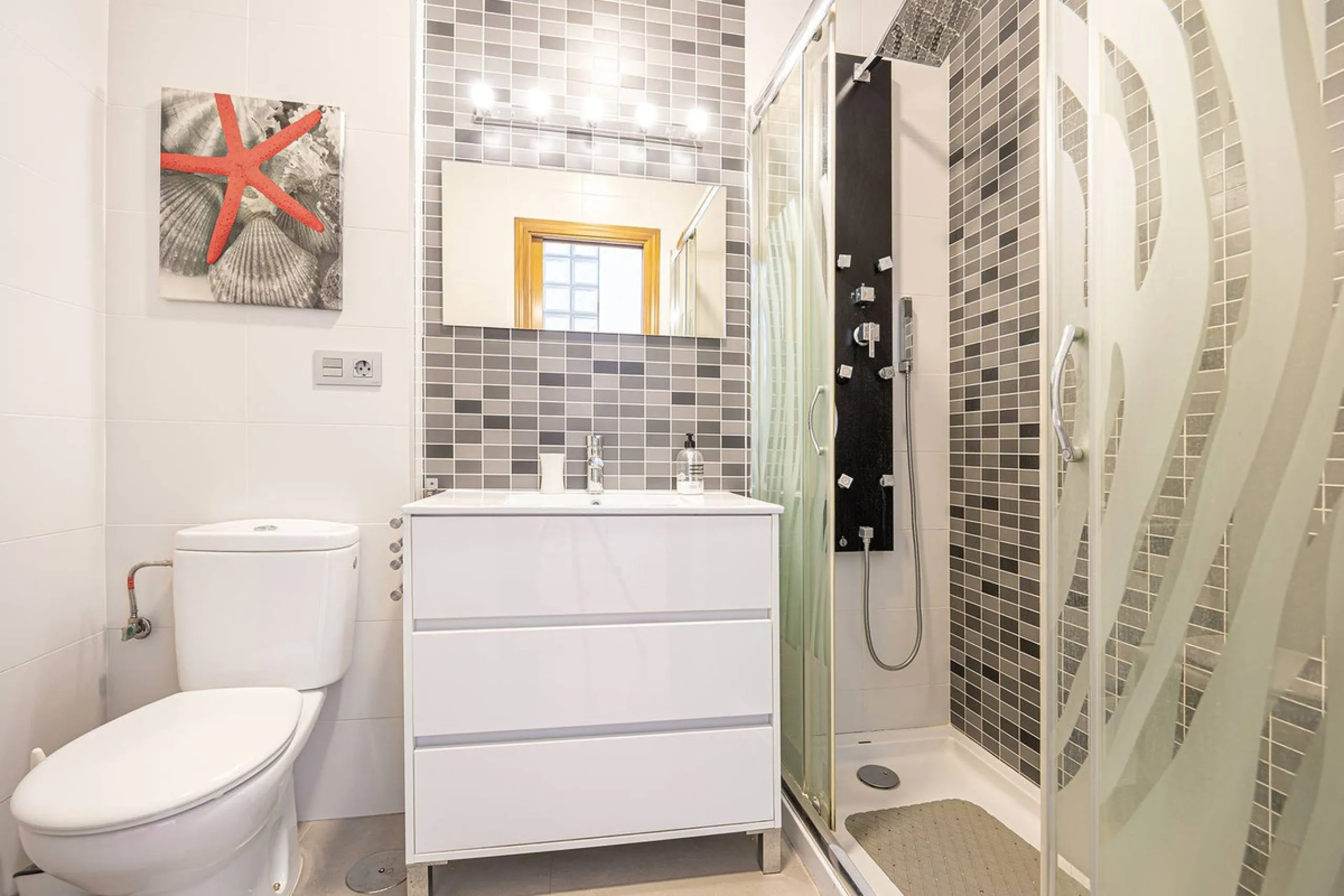 Turnkey 2-bed/1-bath apartment in the Chimeneas area of Nerja. Bright living-dining room, fully fitted kitchen and a separate laundry room. Sold fully furnished. Community pool.