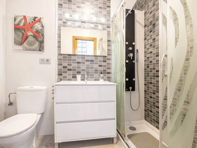 Turnkey 2-bed/1-bath apartment in the Chimeneas area of Nerja. Bright living-dining room, fully fitted kitchen and a separate laundry room. Sold fully furnished. Community pool.