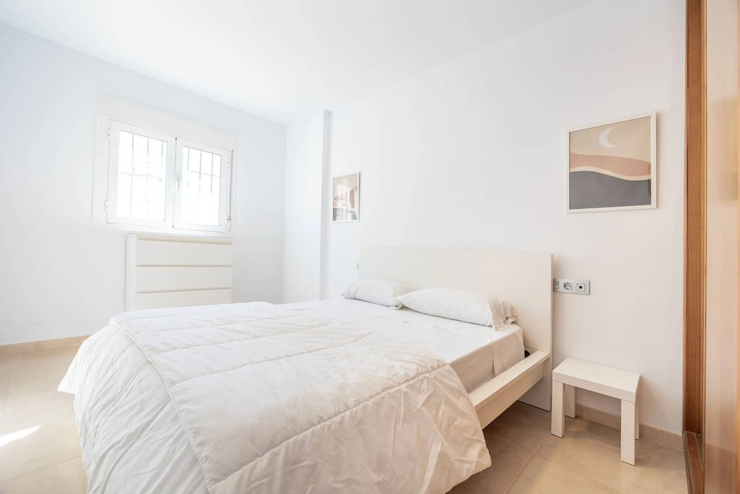 Turnkey 2-bed/1-bath apartment in the Chimeneas area of Nerja. Bright living-dining room, fully fitted kitchen and a separate laundry room. Sold fully furnished. Community pool.