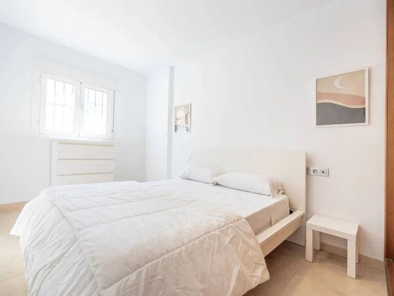 Turnkey 2-bed/1-bath apartment in the Chimeneas area of Nerja. Bright living-dining room, fully fitted kitchen and a separate laundry room. Sold fully furnished. Community pool.
