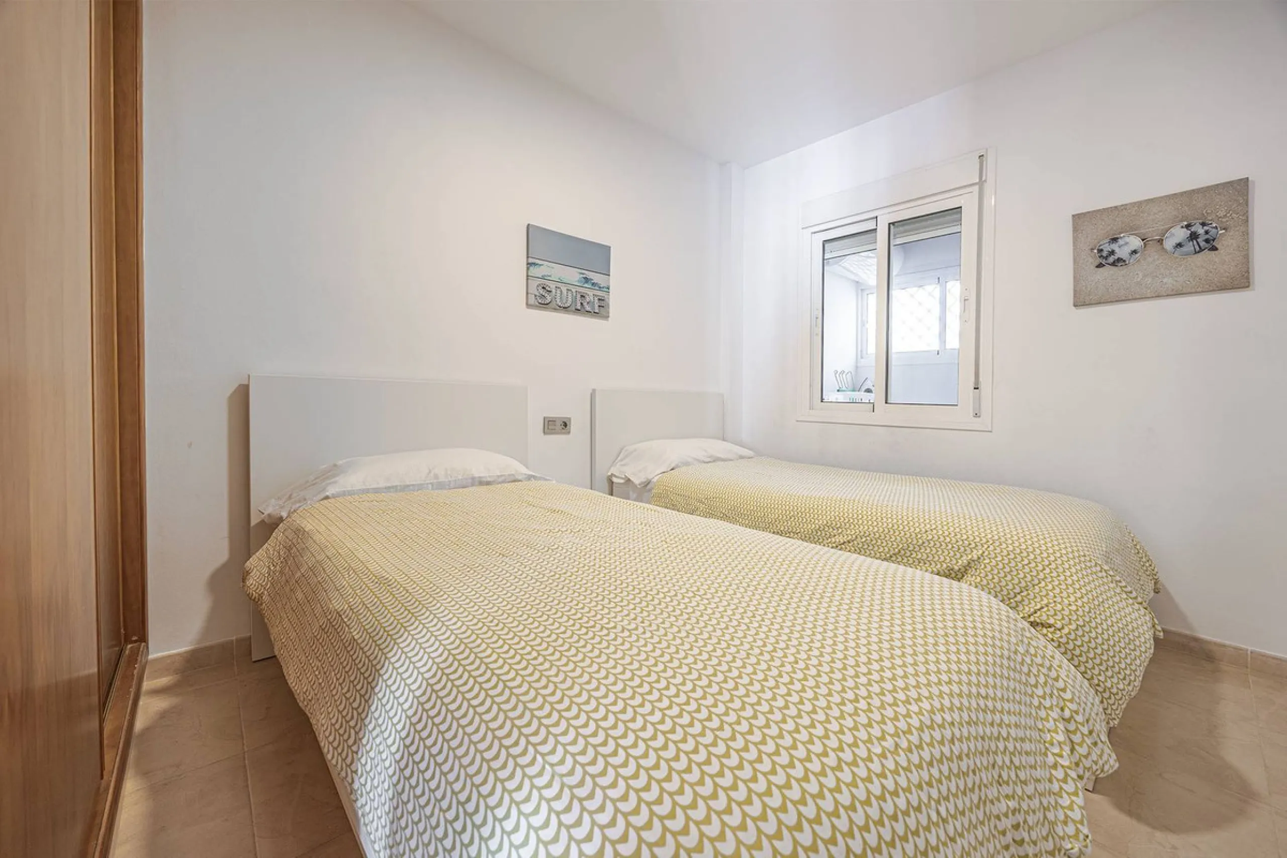 Turnkey 2-bed/1-bath apartment in the Chimeneas area of Nerja. Bright living-dining room, fully fitted kitchen and a separate laundry room. Sold fully furnished. Community pool.