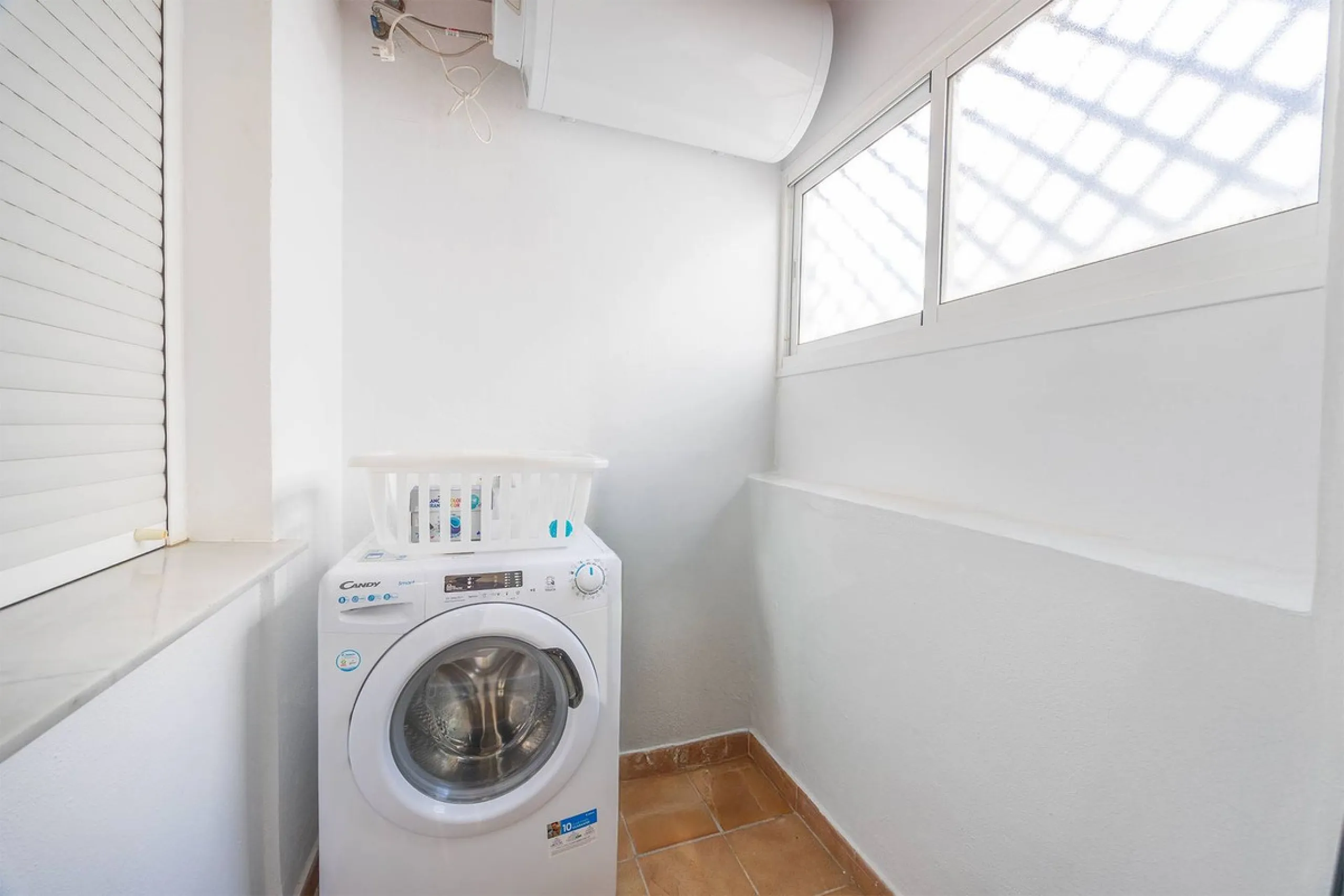 Turnkey 2-bed/1-bath apartment in the Chimeneas area of Nerja. Bright living-dining room, fully fitted kitchen and a separate laundry room. Sold fully furnished. Community pool.