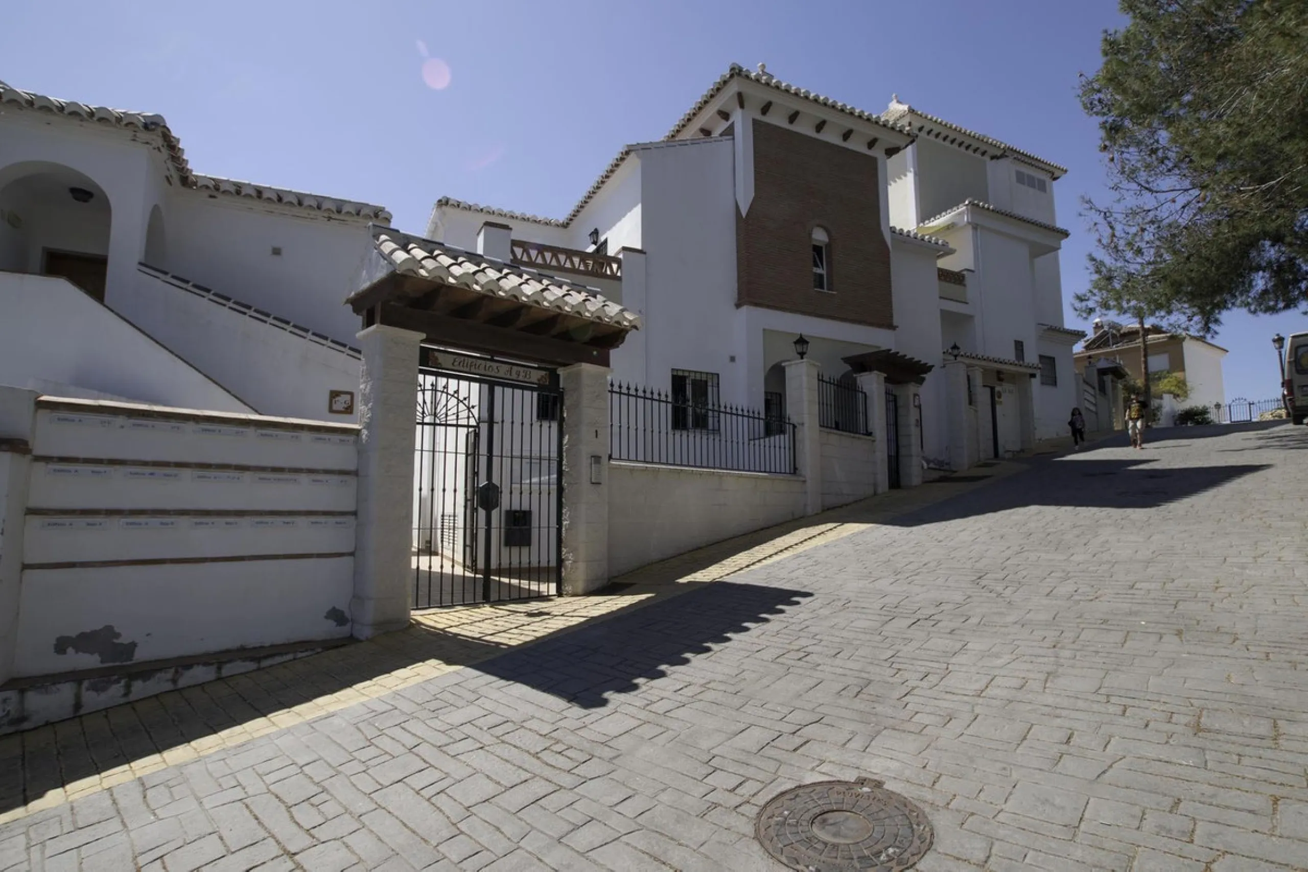 Turnkey 2-bed/1-bath apartment in the Chimeneas area of Nerja. Bright living-dining room, fully fitted kitchen and a separate laundry room. Sold fully furnished. Community pool.
