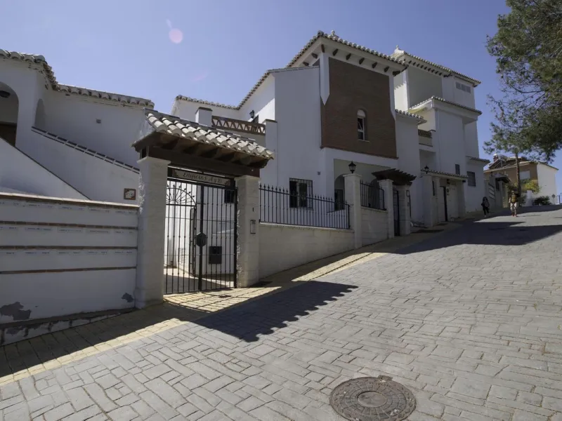 Turnkey 2-bed/1-bath apartment in the Chimeneas area of Nerja. Bright living-dining room, fully fitted kitchen and a separate laundry room. Sold fully furnished. Community pool.