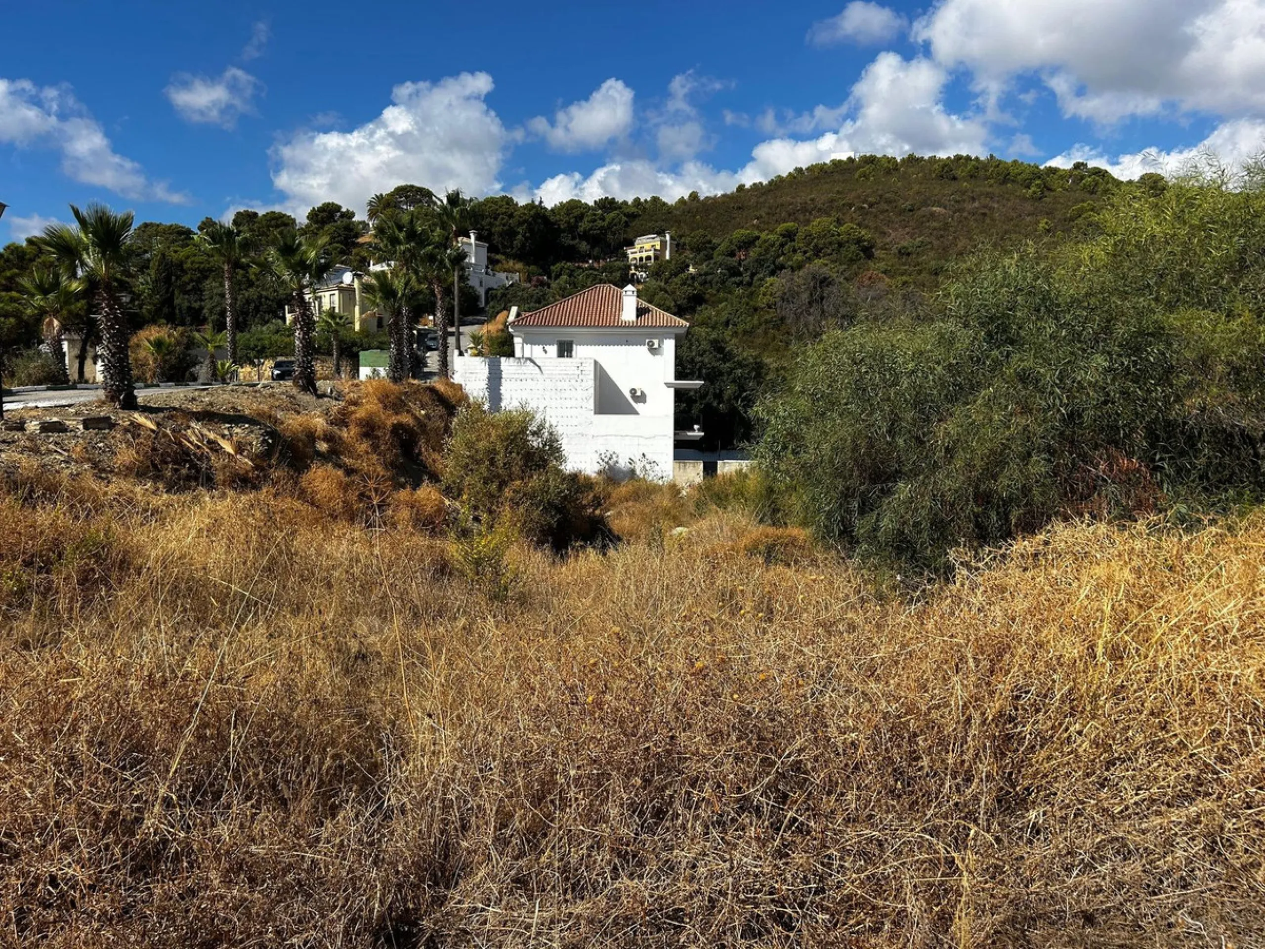 A unique plot of land located in the peaceful Estepona Forest Hills urbanization, consisting of two registered plots with a total area of 1,904 m². Facing southeast, it offers panoramic views of the sea and the surrounding natural woodland. The terrain ha