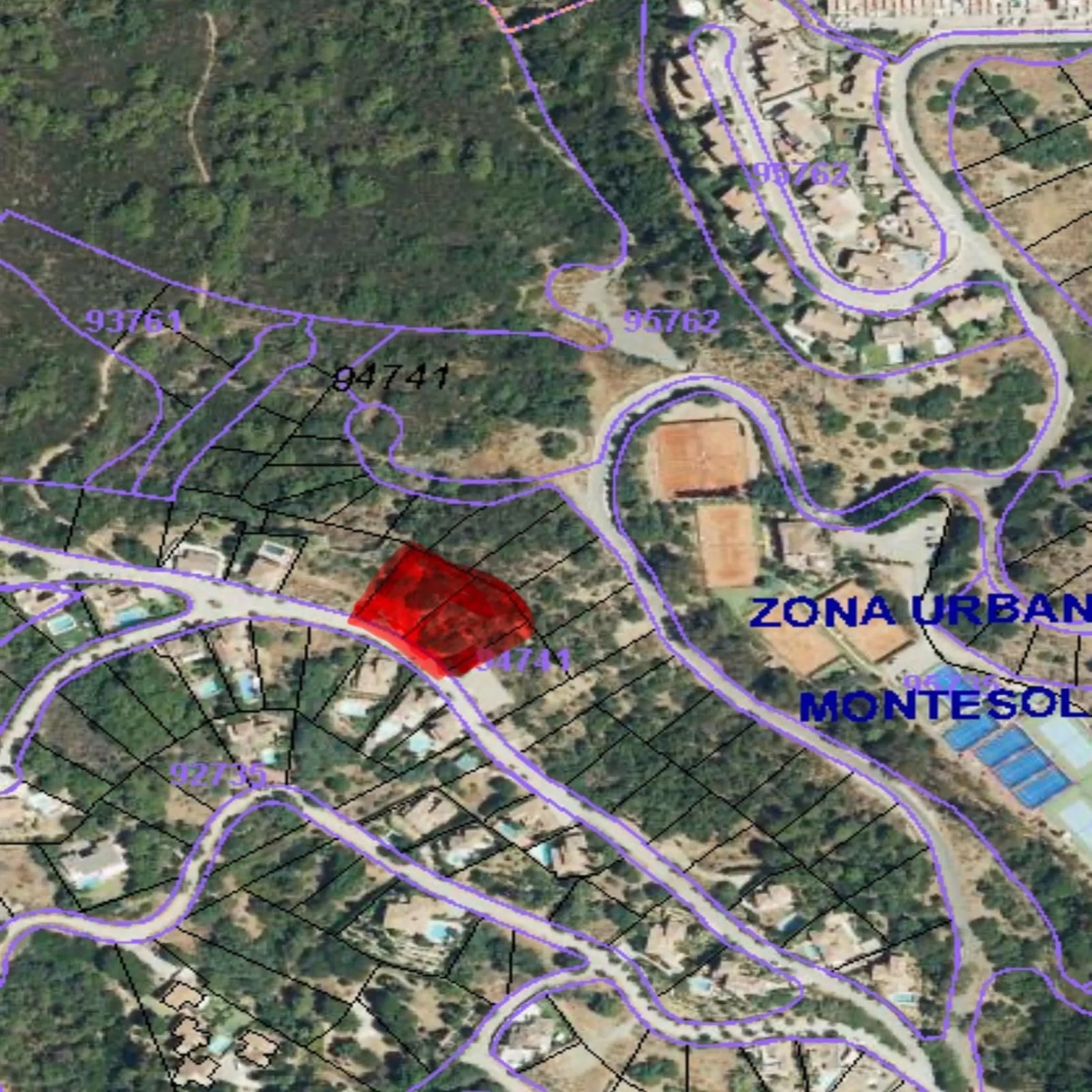 A unique plot of land located in the peaceful Estepona Forest Hills urbanization, consisting of two registered plots with a total area of 1,904 m². Facing southeast, it offers panoramic views of the sea and the surrounding natural woodland. The terrain ha