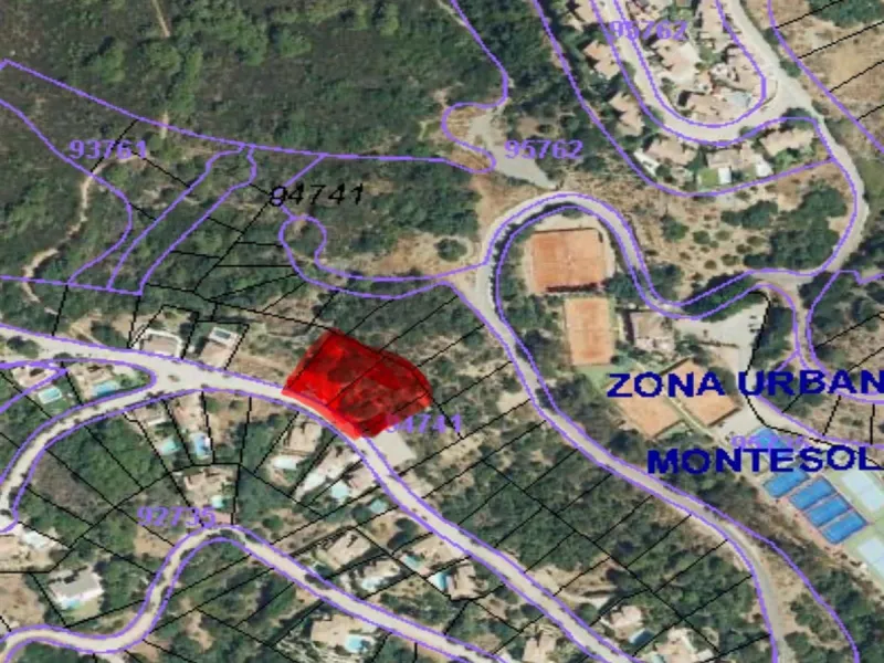 A unique plot of land located in the peaceful Estepona Forest Hills urbanization, consisting of two registered plots with a total area of 1,904 m². Facing southeast, it offers panoramic views of the sea and the surrounding natural woodland. The terrain ha