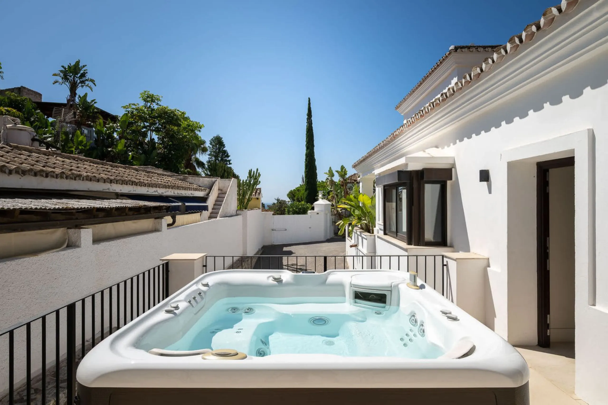 Lovely villa in Marbesa with 6 bedrooms, completely renovated in 2024.