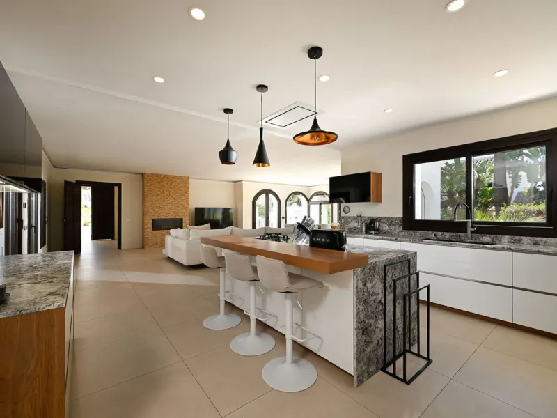 Lovely villa in Marbesa with 6 bedrooms, completely renovated in 2024.