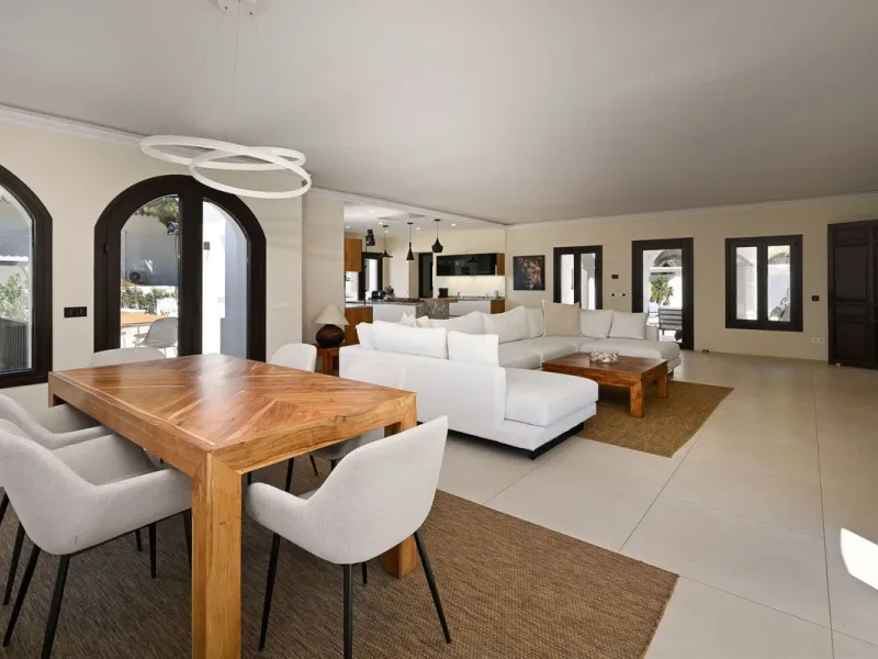 Lovely villa in Marbesa with 6 bedrooms, completely renovated in 2024.