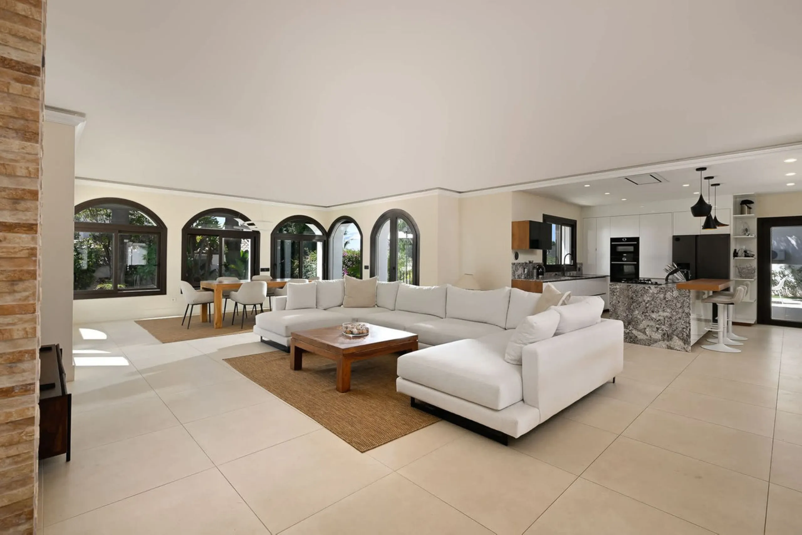 Lovely villa in Marbesa with 6 bedrooms, completely renovated in 2024.