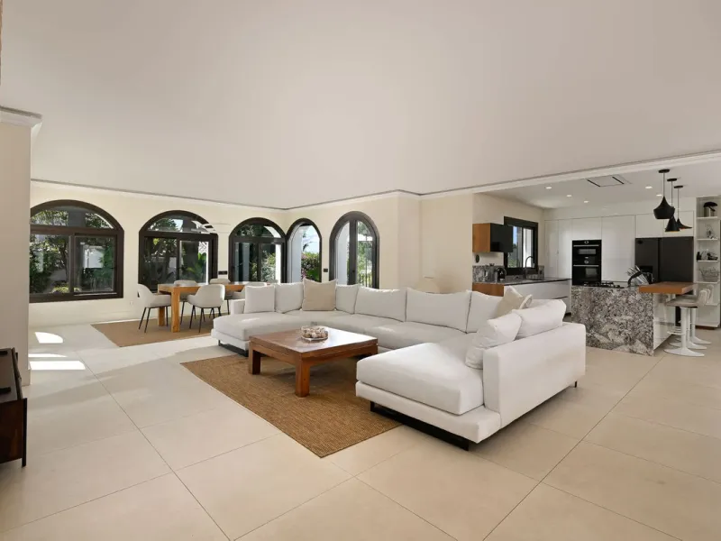 Lovely villa in Marbesa with 6 bedrooms, completely renovated in 2024.