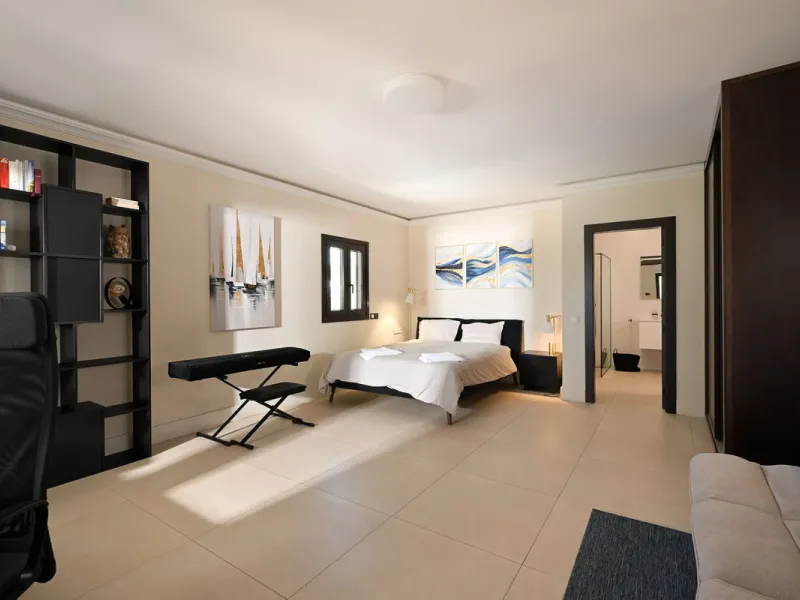 Lovely villa in Marbesa with 6 bedrooms, completely renovated in 2024.