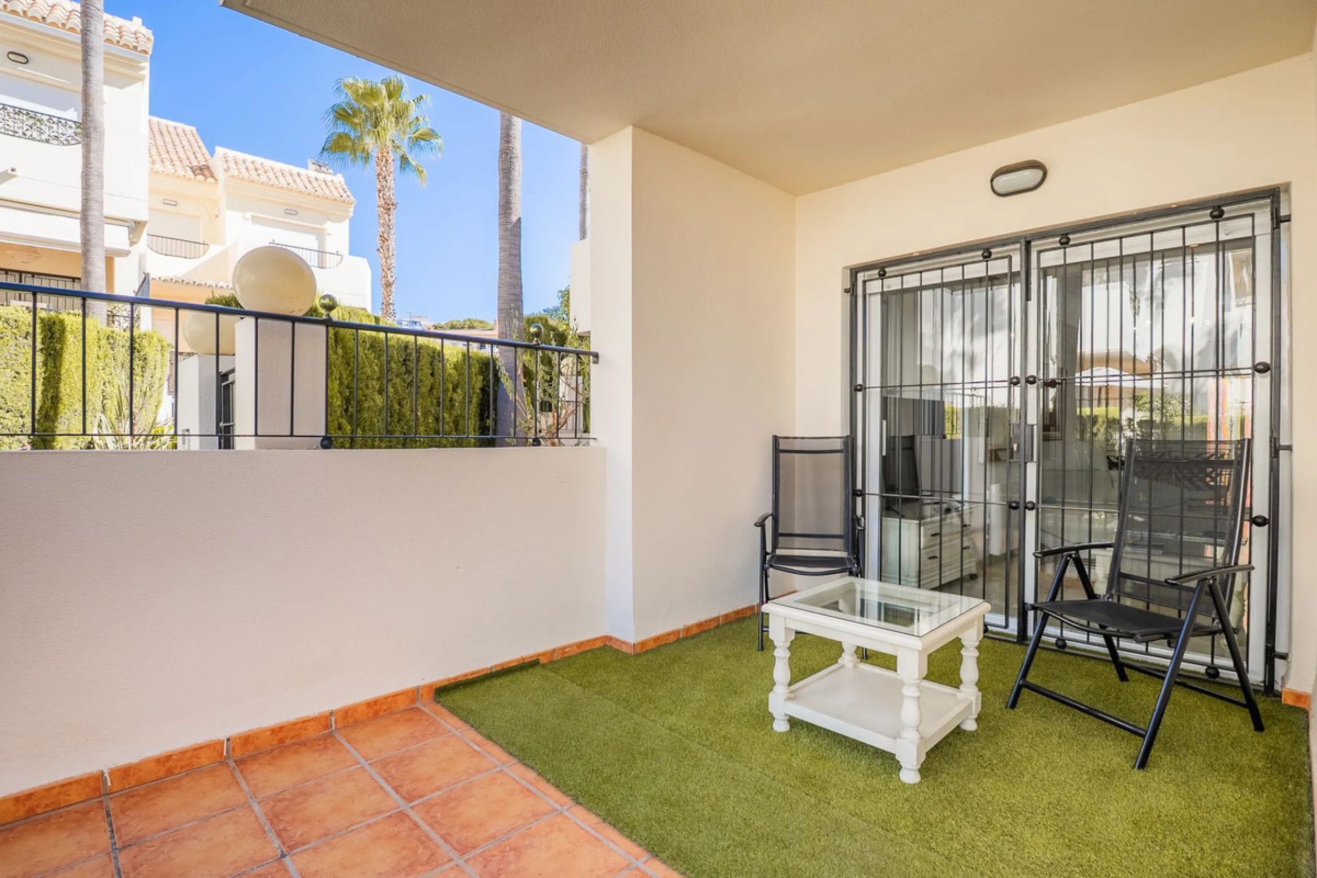 Beautiful townhouse located in the prestigious area of El Rosario, on the beachfront.