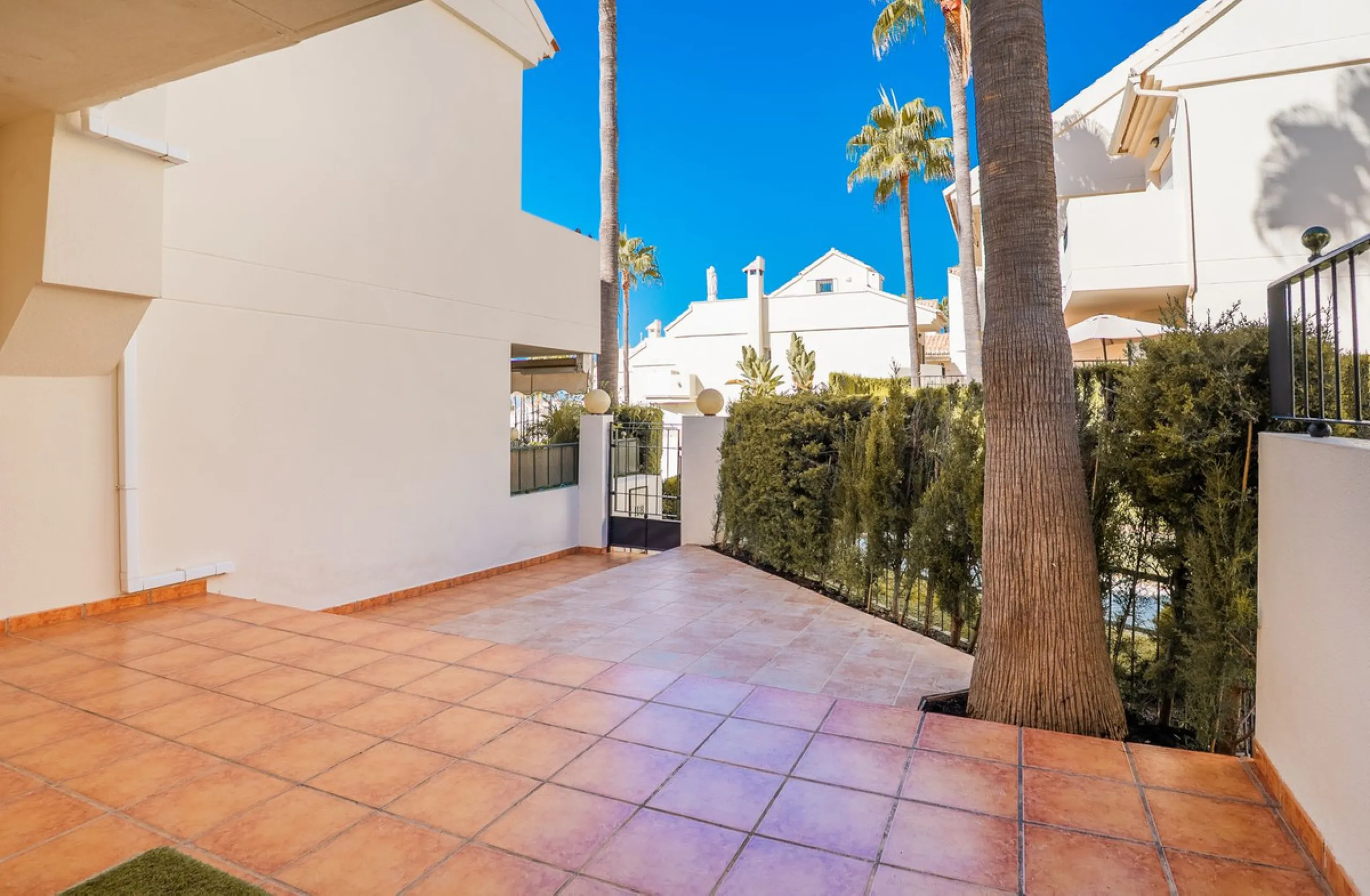 Beautiful townhouse located in the prestigious area of El Rosario, on the beachfront.