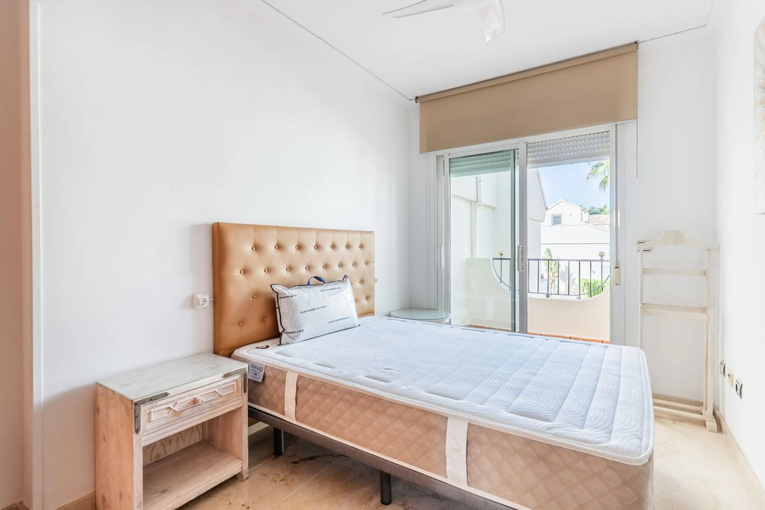 Beautiful townhouse located in the prestigious area of El Rosario, on the beachfront.