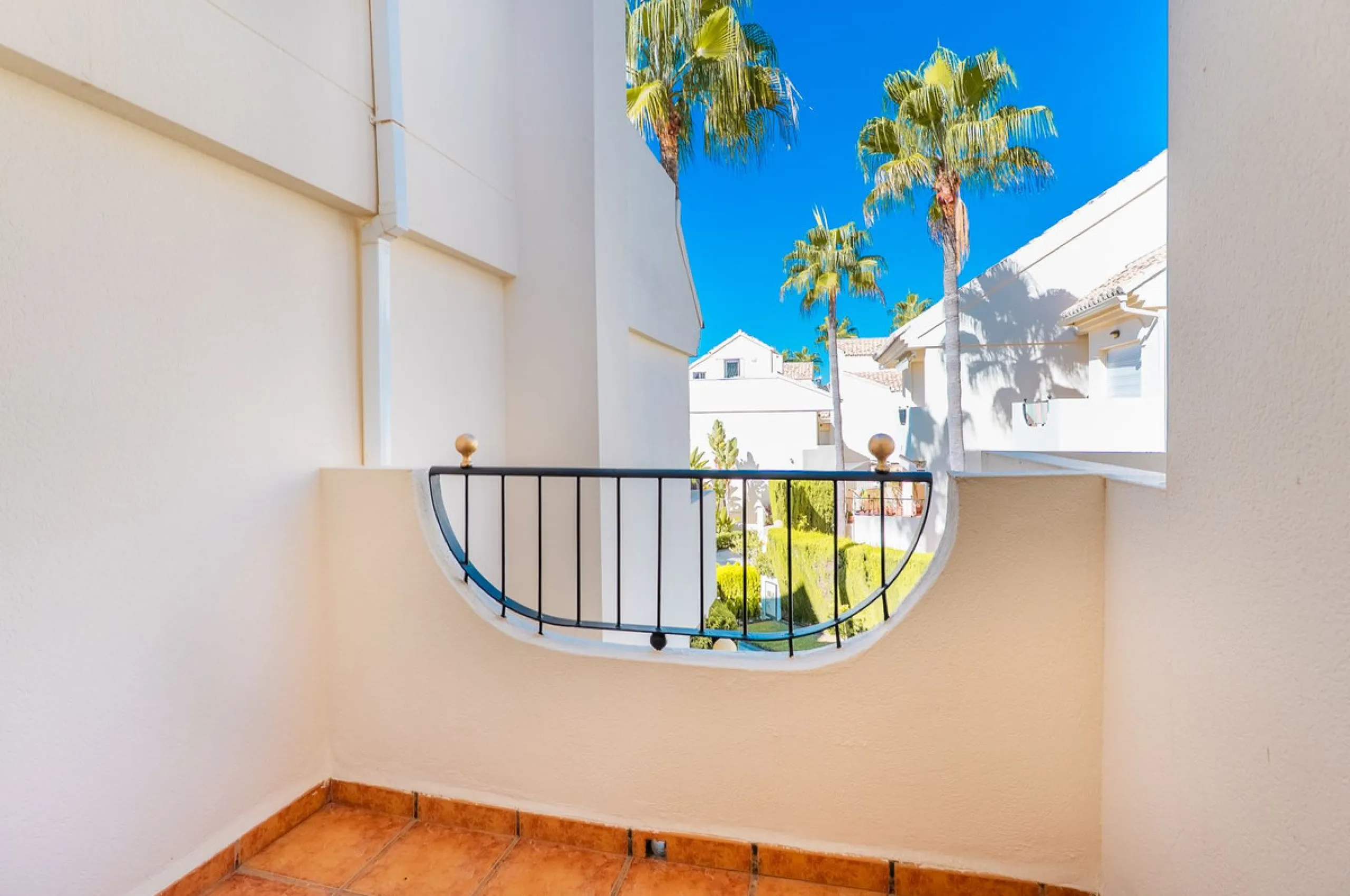 Beautiful townhouse located in the prestigious area of El Rosario, on the beachfront.