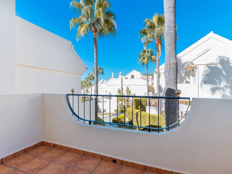 Beautiful townhouse located in the prestigious area of El Rosario, on the beachfront.