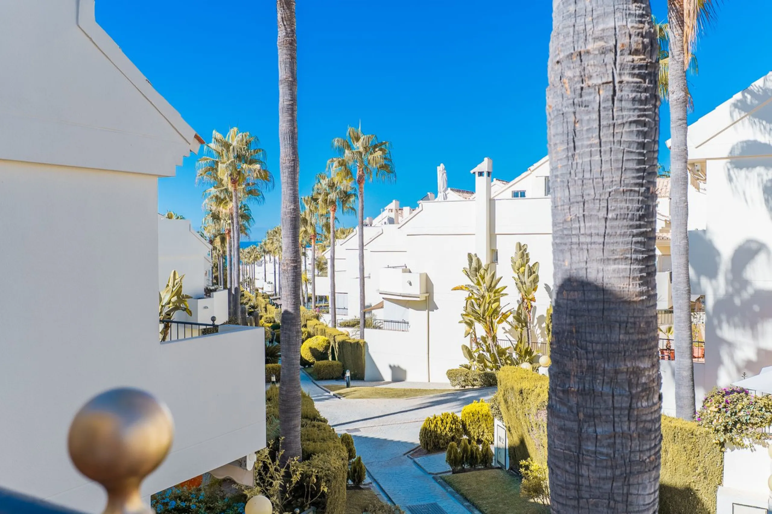 Beautiful townhouse located in the prestigious area of El Rosario, on the beachfront.