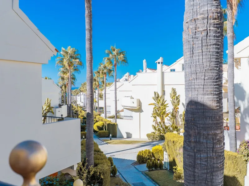 Beautiful townhouse located in the prestigious area of El Rosario, on the beachfront.