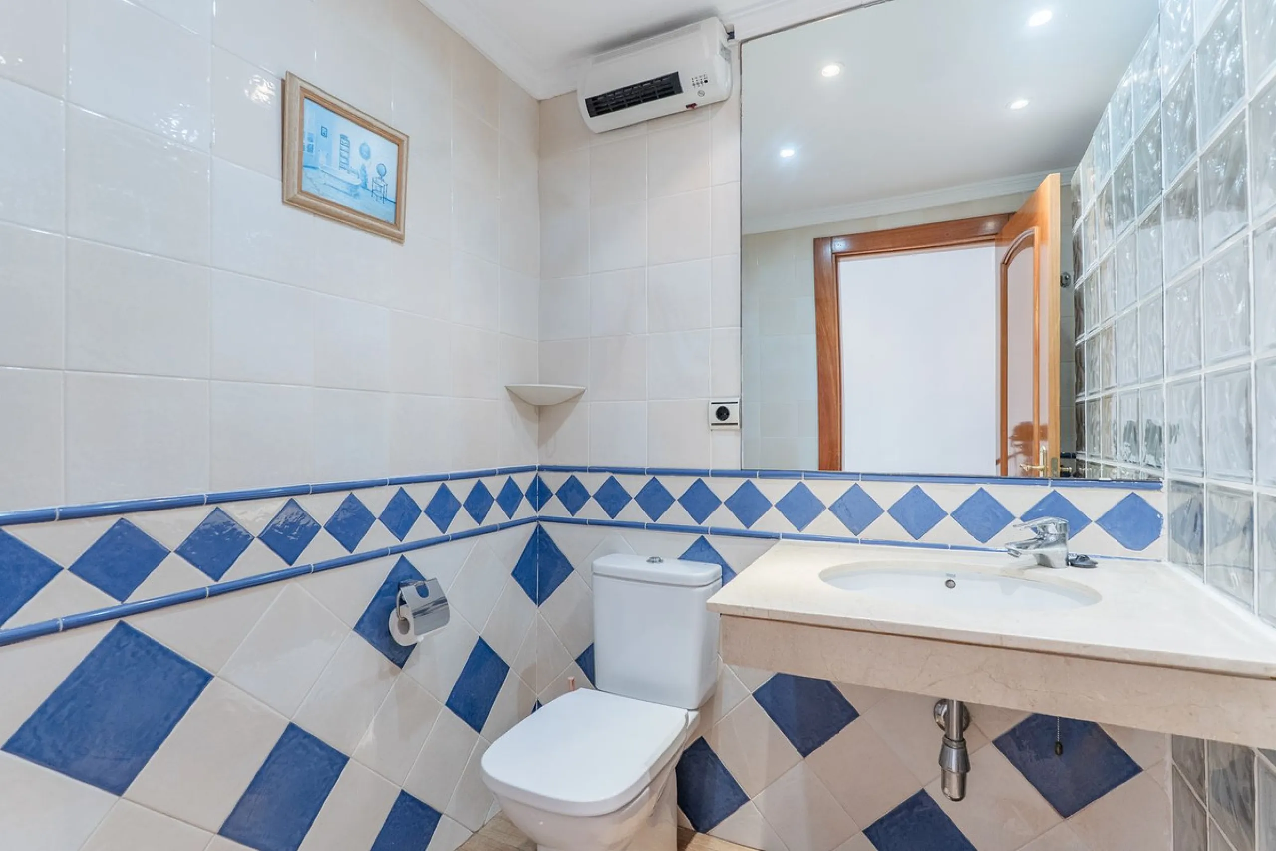 Beautiful townhouse located in the prestigious area of El Rosario, on the beachfront.
