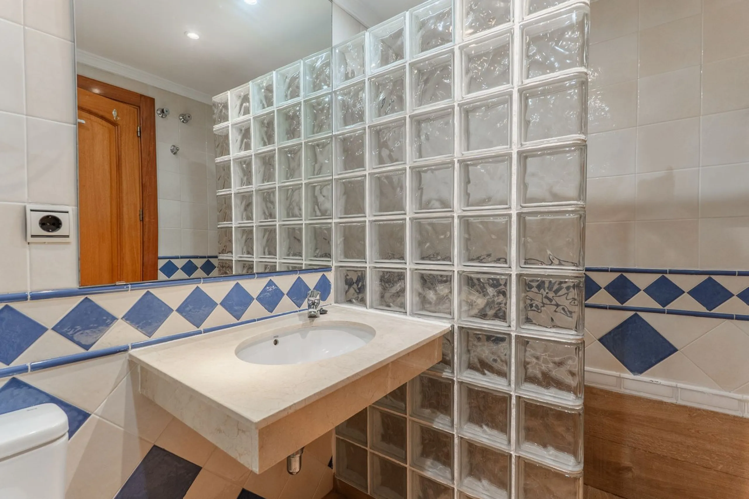 Beautiful townhouse located in the prestigious area of El Rosario, on the beachfront.
