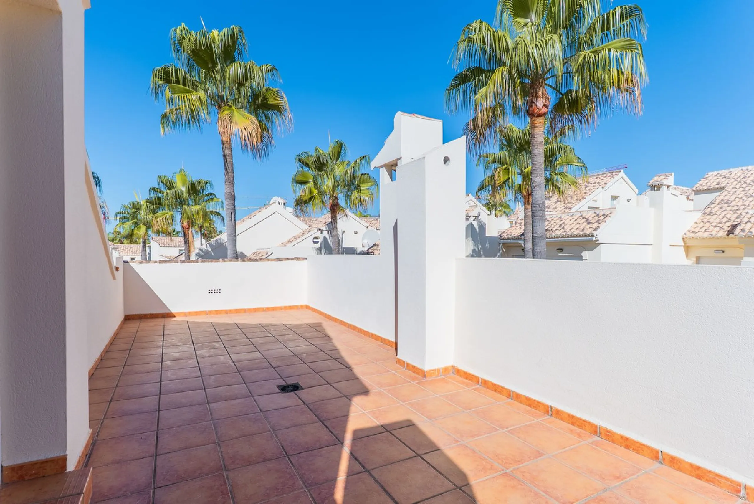 Beautiful townhouse located in the prestigious area of El Rosario, on the beachfront.