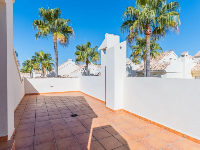 Beautiful townhouse located in the prestigious area of El Rosario, on the beachfront.