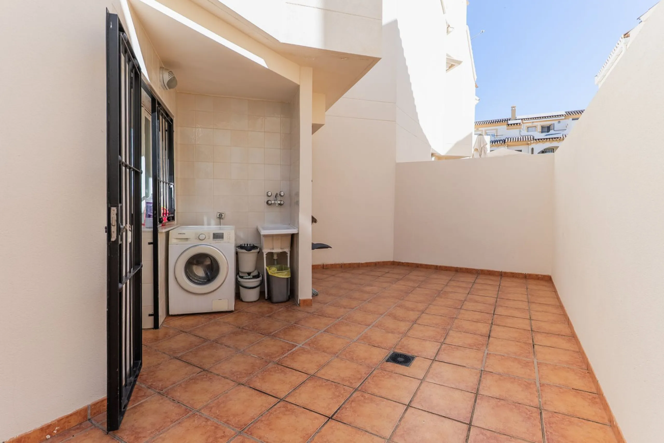 Beautiful townhouse located in the prestigious area of El Rosario, on the beachfront.