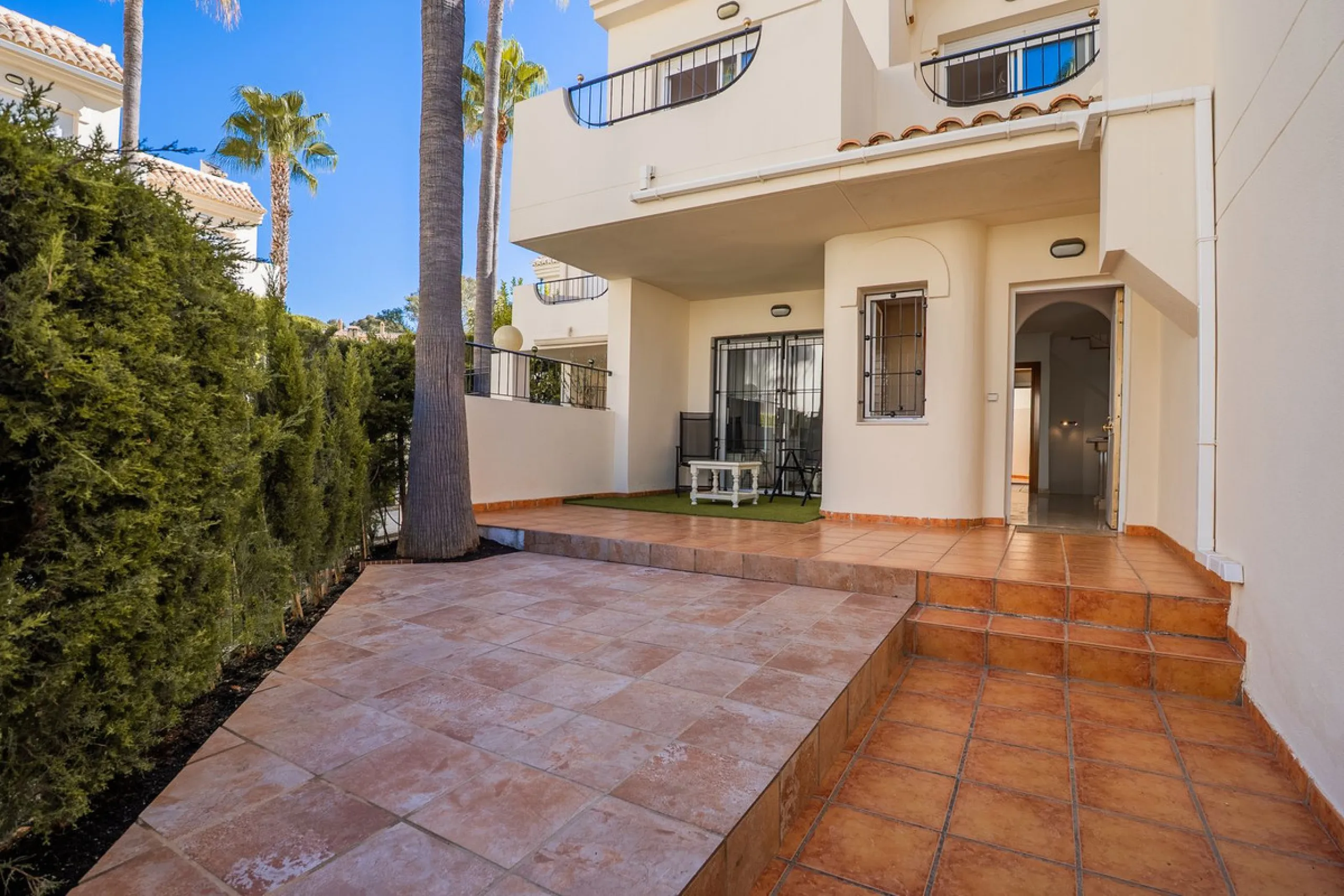 Beautiful townhouse located in the prestigious area of El Rosario, on the beachfront.