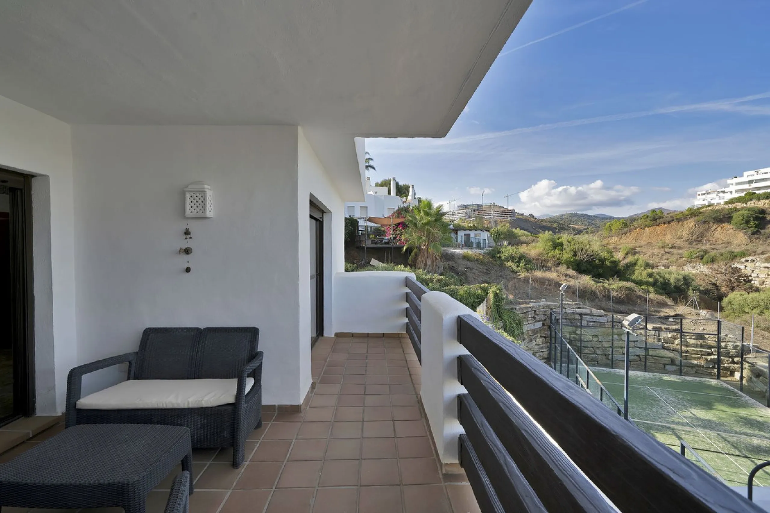 Discover this well-appointed 2 bedroom, 2 bathroom apartment is located in the desirable Golf Hills urbanisation in Selwo. The home features a bright and comfortable living space, a fully fitted kitchen with a separate utility area, and a private terrace 