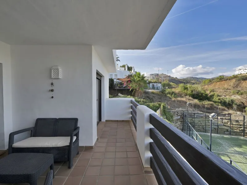 Discover this well-appointed 2 bedroom, 2 bathroom apartment is located in the desirable Golf Hills urbanisation in Selwo. The home features a bright and comfortable living space, a fully fitted kitchen with a separate utility area, and a private terrace 