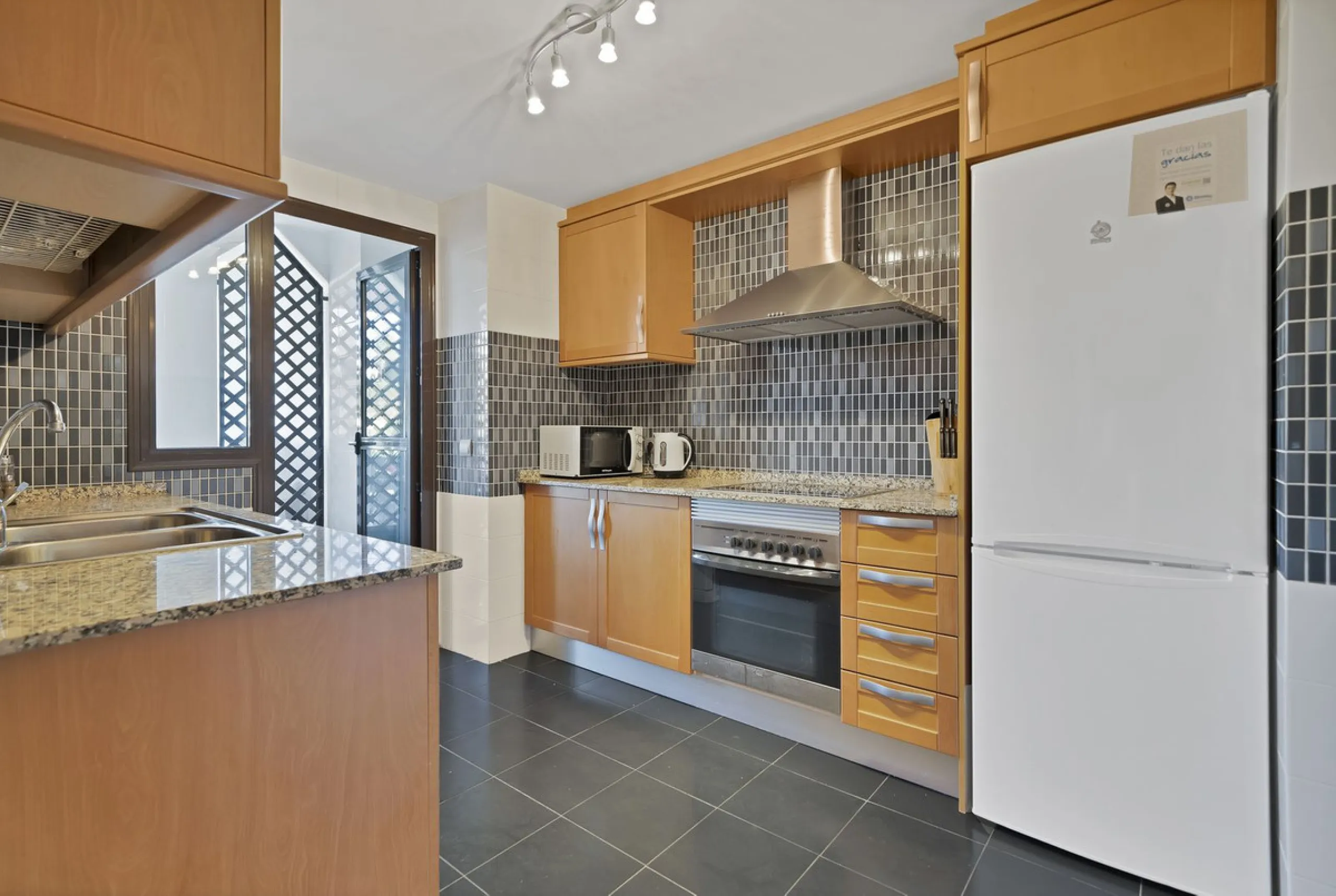 Discover this well-appointed 2 bedroom, 2 bathroom apartment is located in the desirable Golf Hills urbanisation in Selwo. The home features a bright and comfortable living space, a fully fitted kitchen with a separate utility area, and a private terrace 
