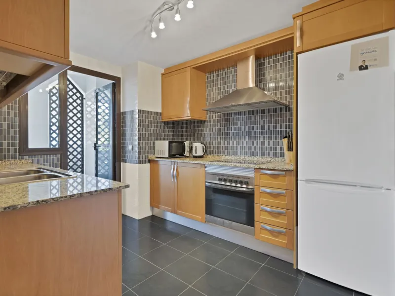 Discover this well-appointed 2 bedroom, 2 bathroom apartment is located in the desirable Golf Hills urbanisation in Selwo. The home features a bright and comfortable living space, a fully fitted kitchen with a separate utility area, and a private terrace 